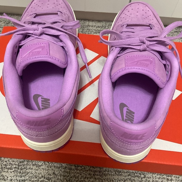 Women’s Nike - Picture 5 of 6